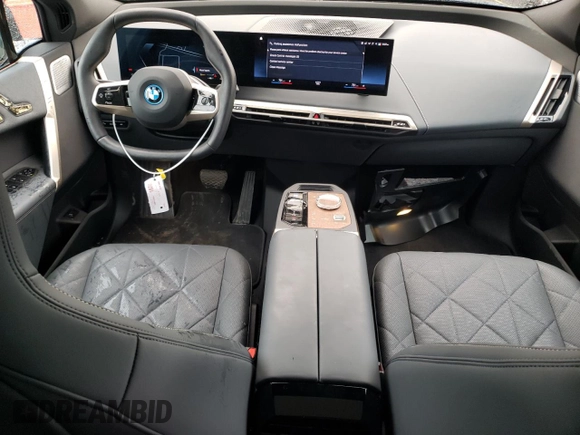 2023 BMW iX xDrive50 z VIN WB523CF04PCM84946, wystawiony jako Copart lot #47995414 z przebiegiem 6 037 mil mil oraz . Historia ofert i sprzedaży dostępna na DreamBid. Obrazek 8.