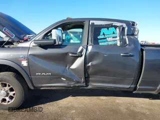 2021 Ram 2500 Laramie z VIN 3C6UR5FL7MG629012, wystawiony jako IAAI lot #41369353 z przebiegiem 168 099 mil mil oraz . Historia ofert i sprzedaży dostępna na DreamBid. Obrazek 21.