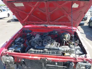 1990 Toyota Pickup DX z VIN JT4RN01P7L7019709, wystawiony jako IAAI lot #42448995 z przebiegiem 144 469 mil mil oraz . Historia ofert i sprzedaży dostępna na DreamBid. Obrazek 10.