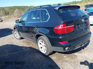 2013 BMW X5 xDrive35i z VIN 5UXZV4C55D0E02577, wystawiony jako IAAI lot #41764316 z przebiegiem 14 274 mil mil oraz . Historia ofert i sprzedaży dostępna na DreamBid. Obrazek 3.