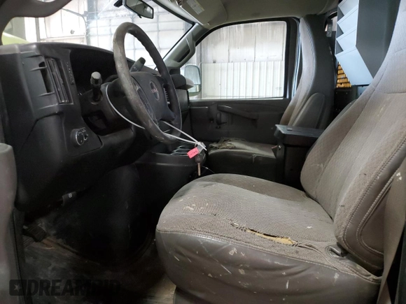 2016 GMC Savana Cargo z VIN 1GTW7AFF3G1904467, wystawiony jako Copart lot #50577005 z przebiegiem 137 186 mil mil oraz Czysty tytuł • Clean title. Historia ofert i sprzedaży dostępna na DreamBid. Obrazek 7.