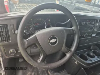 2012 Chevrolet Express Cargo z VIN 1GCSGAFX5C1149985, wystawiony jako IAAI lot #42308319 z przebiegiem 204 862 mil mil oraz . Historia ofert i sprzedaży dostępna na DreamBid. Obrazek 1.