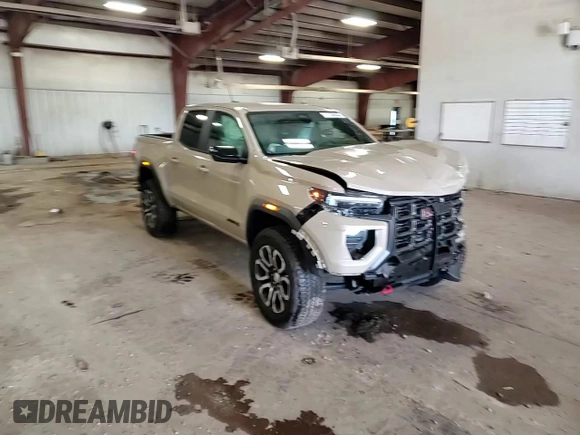 2024 GMC Canyon 4WD AT4 z VIN 1GTP6DEK7R1130962, wystawiony jako Copart lot #77139454 z przebiegiem 3236 mil mil oraz Szkody całkowita. Historia ofert i sprzedaży dostępna na DreamBid. Obrazek 13.