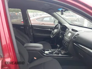 2014 Kia Sorento LX z VIN 5XYKT4A73EG547445, wystawiony jako IAAI lot #42277363 z przebiegiem 76 026 mil mil oraz . Historia ofert i sprzedaży dostępna na DreamBid. Obrazek 5.