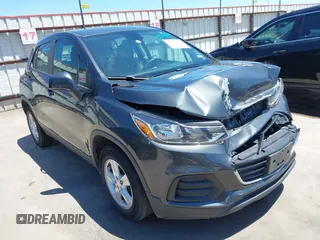 2020 Chevrolet Trax LS z VIN 3GNCJKSBXLL222340, wystawiony jako IAAI lot #42072480 z przebiegiem 42 272 mil mil oraz . Historia ofert i sprzedaży dostępna na DreamBid. Obrazek 1.