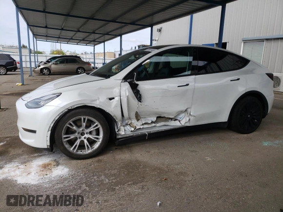 2022 Tesla Model Y Long Range with VIN 7SAYGAEE9NF384400, listed as a Copart auction lot 51961545 with 31,758 mi miles and Salvage Title. Bid and sale history available at DreamBid. Image 1.