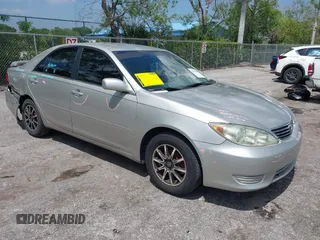 2005 Toyota Camry LE z VIN 4T1BE30K35U510738, wystawiony jako IAAI lot #42275360 z przebiegiem 184 054 mil mil oraz . Historia ofert i sprzedaży dostępna na DreamBid. Obrazek 1.