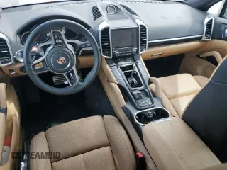 2018 Porsche Cayenne S z VIN WP1AB2A22JLA61195, wystawiony jako Copart lot #61047695 z przebiegiem Nie podano mil oraz Szkoda całkowita • Salvage title. Historia ofert i sprzedaży dostępna na DreamBid. Obrazek 8.