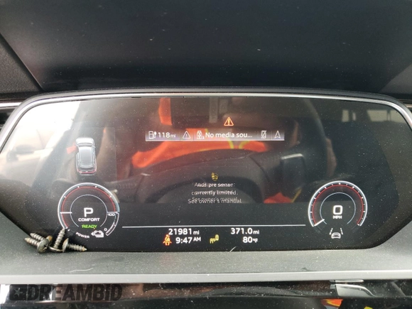 2021 Audi e-tron Premium z VIN WA1AAAGE4MB031782, wystawiony jako Copart lot #65578012 z przebiegiem 21 981 mil mil oraz . Historia ofert i sprzedaży dostępna na DreamBid. Obrazek 8.