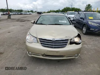 2010 Chrysler Sebring Limited z VIN 1C3BC6EV9AN172480, wystawiony jako Copart lot #56551775 z przebiegiem 113 048 mil mil oraz Szkody całkowita. Historia ofert i sprzedaży dostępna na DreamBid. Obrazek 5.