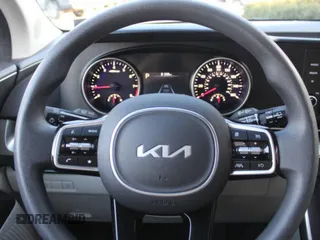 2023 Kia Carnival LX with VIN KNDNB4H39P6258367, listed as a Copart auction lot 45789775 with 26,395 mi miles and Clean Title. Bid and sale history available at DreamBid. Image 9.