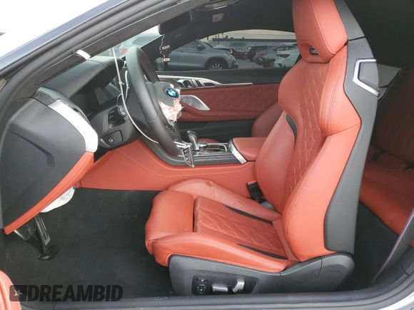 2022 BMW M8 Competition z VIN WBSAE0C02NCG86576, wystawiony jako Copart lot #39370084 z przebiegiem Nie podano mil oraz . Historia ofert i sprzedaży dostępna na DreamBid. Obrazek 7.