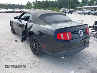 2012 Ford Mustang V6 z VIN 1ZVBP8EM4C5276765, wystawiony jako IAAI lot #42606236 z przebiegiem 129 111 mil mil oraz . Historia ofert i sprzedaży dostępna na DreamBid. Obrazek 3.
