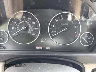 2013 BMW 3 Series 328i xDrive с VIN WBA3B5C55DF592295, выставлен на аукционе IAAI как лот 42231213 с пробегом 131 473 миль миль и . История ставок и продаж доступна на DreamBid. Изображение 7.
