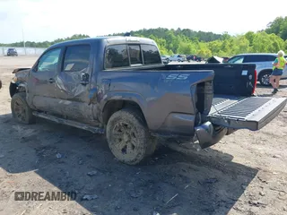 2022 Toyota Tacoma SR z VIN 3TYAX5GN5NT046897, wystawiony jako IAAI lot #42253604 z przebiegiem 69 246 mil mil oraz . Historia ofert i sprzedaży dostępna na DreamBid. Obrazek 3.