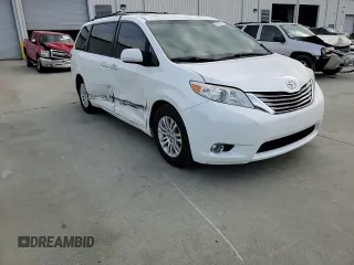 2015 Toyota Sienna XLE z VIN 5TDYK3DC2FS554374, wystawiony jako Copart lot #49789715 z przebiegiem 225 526 mil mil oraz Szkoda całkowita • Salvage title. Historia ofert i sprzedaży dostępna na DreamBid. Obrazek 12.