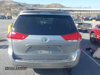 2011 Toyota Sienna LE AAS z VIN 5TDKK3DC8BS163200, wystawiony jako IAAI lot #42523991 z przebiegiem 260 470 mil mil oraz . Historia ofert i sprzedaży dostępna na DreamBid. Obrazek 16.