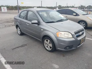 2008 Chevrolet Aveo LT z VIN KL1TG56668B240775, wystawiony jako IAAI lot #40971975 z przebiegiem 137 900 mil mil oraz . Historia ofert i sprzedaży dostępna na DreamBid. Obrazek 1.