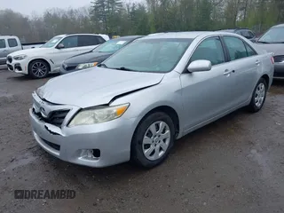 2011 Toyota Camry LE z VIN 4T1BF3EK3BU676288, wystawiony jako IAAI lot #42112366 z przebiegiem 156 066 mil mil oraz . Historia ofert i sprzedaży dostępna na DreamBid. Obrazek 2.