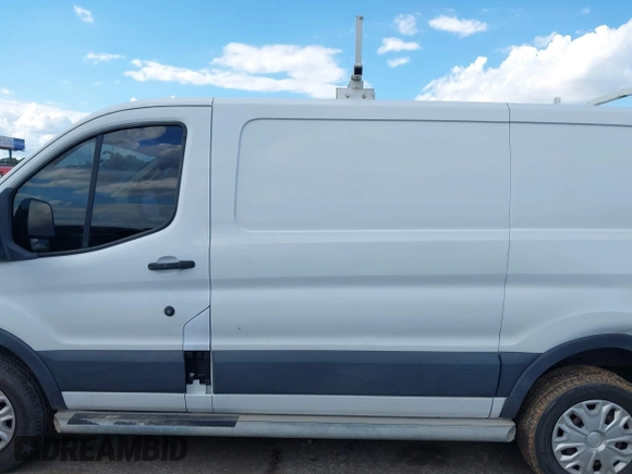 2015 Ford Transit Cargo z VIN 1FTNR1ZM3FKB02963, wystawiony jako IAAI lot #42231167 z przebiegiem 181 270 mil mil oraz . Historia ofert i sprzedaży dostępna na DreamBid. Obrazek 14.