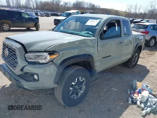 2023 Toyota Tacoma SR z VIN 3TYSZ5ANXPT128361, wystawiony jako IAAI lot #42060301 z przebiegiem 16 608 mil mil oraz . Historia ofert i sprzedaży dostępna na DreamBid. Obrazek 2.
