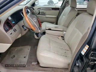 2004 Lincoln Town Car Ultimate z VIN 1LNHM83W14Y660640, wystawiony jako Copart lot #53652685 z przebiegiem 147 781 mil mil oraz Czysty tytuł • Clean title. Historia ofert i sprzedaży dostępna na DreamBid. Obrazek 7.
