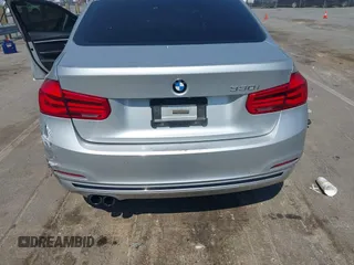 2017 BMW 3 Series 330i z VIN WBA8B9G33HNU56443, wystawiony jako IAAI lot #42416418 z przebiegiem 84 537 mil mil oraz . Historia ofert i sprzedaży dostępna na DreamBid. Obrazek 16.