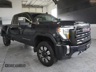 2024 GMC Sierra 3500HD Denali z VIN 1GT49WEY9RF140051, wystawiony jako Copart lot #50063335 z przebiegiem 25 753 mil mil oraz Szkody całkowita. Historia ofert i sprzedaży dostępna na DreamBid. Obrazek 1.