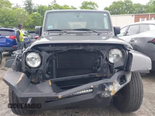 2016 Jeep Wrangler Unlimited Sahara z VIN 1C4HJWEG1GL252860, wystawiony jako IAAI lot #42215620 z przebiegiem 85 267 mil mil oraz . Historia ofert i sprzedaży dostępna na DreamBid. Obrazek 12.