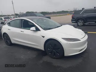 2024 Tesla Model 3 z VIN 5YJ3E1EAXRF740594, wystawiony jako IAAI lot #42423152 z przebiegiem 7 604 mil mil oraz . Historia ofert i sprzedaży dostępna na DreamBid. Obrazek 1.