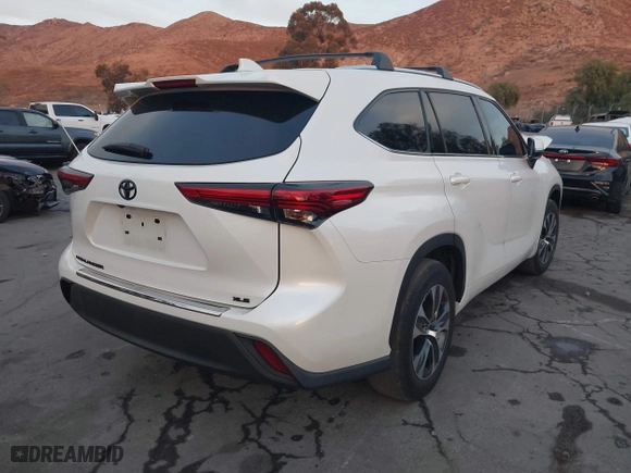 2020 Toyota Highlander XLE with VIN 5TDHZRAH8LS510065, listed as a IAAI auction lot 41252009 with 34,895 mi miles. Bid and sale history available at carsss.com. Image 4.