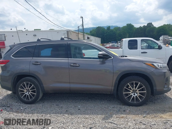 2018 Toyota Highlander SE z VIN 5TDJZRFH6JS495380, wystawiony jako IAAI lot #42427831 z przebiegiem 117 159 mil mil oraz . Historia ofert i sprzedaży dostępna na DreamBid. Obrazek 14.