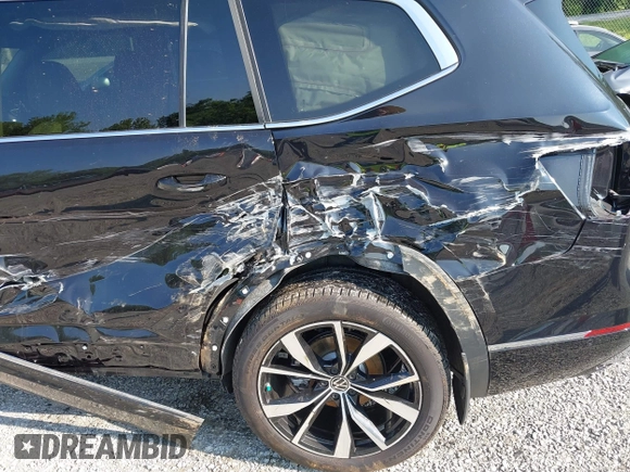 2024 Volkswagen Atlas SEL Premium R-Line with VIN 1V2FR2CA2RC598392, listed as a IAAI auction lot 42418130 with 5,007 mi miles and . Bid and sale history available at DreamBid. Image 17.