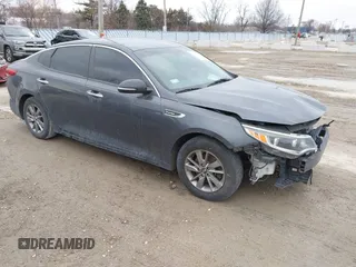 2017 Kia Optima LX z VIN 5XXGT4L11HG176695, wystawiony jako IAAI lot #41711234 z przebiegiem 138 544 mil mil oraz . Historia ofert i sprzedaży dostępna na DreamBid. Obrazek 1.