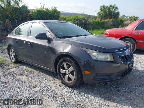 2014 Chevrolet Cruze 1LT z VIN 1G1PC5SB8E7303536, wystawiony jako IAAI lot #42440931 z przebiegiem 184 938 mil mil oraz . Historia ofert i sprzedaży dostępna na DreamBid. Obrazek 1.