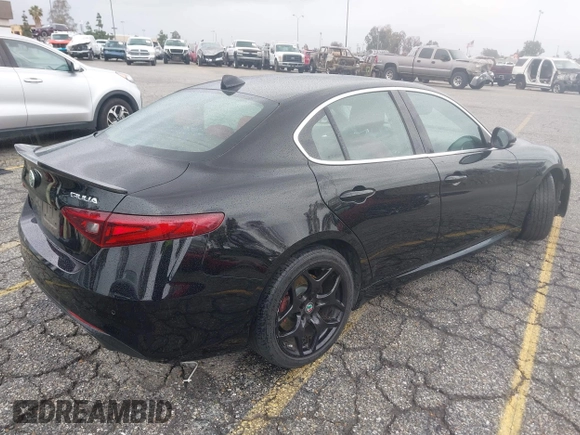 2019 Alfa Romeo Giulia z VIN ZARFAMAN5K7621548, wystawiony jako IAAI lot #41744662 z przebiegiem 63 759 mil mil oraz . Historia ofert i sprzedaży dostępna na DreamBid. Obrazek 4.