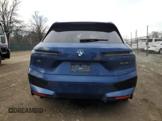 2023 BMW iX xDrive50 z VIN WB523CF0XPCL15501, wystawiony jako Copart lot #46117065 z przebiegiem 14 695 mil mil oraz Szkoda całkowita • Salvage title. Historia ofert i sprzedaży dostępna na DreamBid. Obrazek 6.