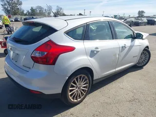 2013 Ford Focus Electric z VIN 1FADP3R42DL196988, wystawiony jako IAAI lot #41632025 z przebiegiem 72 578 mil mil oraz . Historia ofert i sprzedaży dostępna na DreamBid. Obrazek 4.