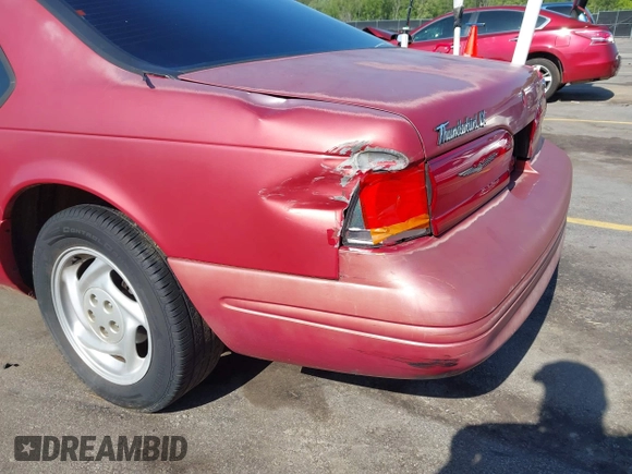 1996 Ford Thunderbird LX z VIN 1FALP62W0TH142986, wystawiony jako IAAI lot #42030900 z przebiegiem 168 993 mil mil oraz . Historia ofert i sprzedaży dostępna na DreamBid. Obrazek 19.