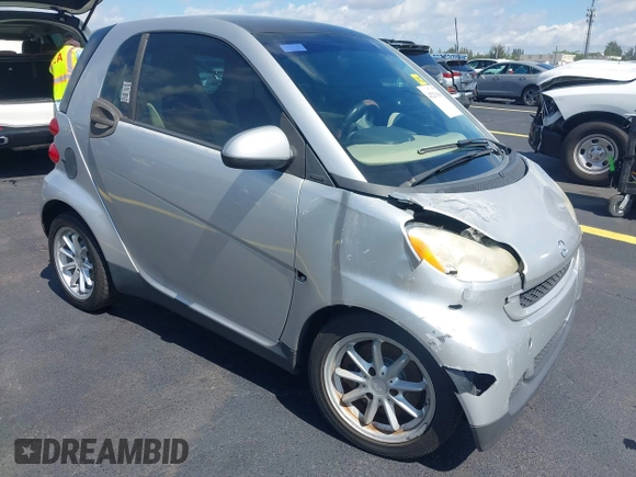 2009 Smart fortwo Pure z VIN WMEEJ31X49K210166, wystawiony jako IAAI lot #42251960 z przebiegiem 104 788 mil mil oraz . Historia ofert i sprzedaży dostępna na DreamBid. Obrazek 1.