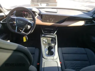 2023 Audi e-tron GT Premium Plus z VIN WAUFJBFW6P7002994, wystawiony jako Copart lot #50310483 z przebiegiem 1682 mil mil oraz . Historia ofert i sprzedaży dostępna na DreamBid. Obrazek 8.