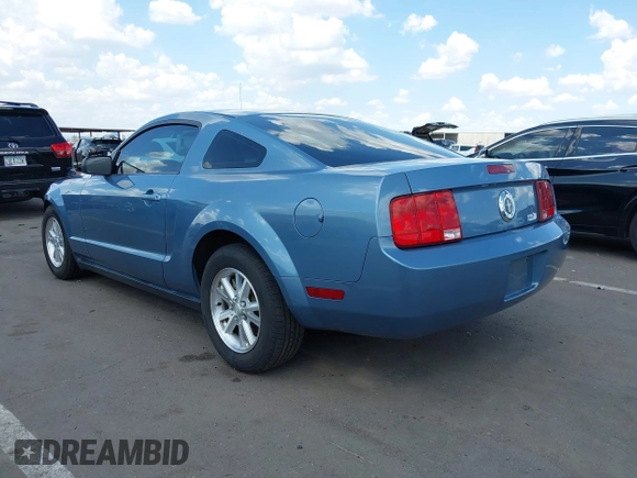 2008 Ford Mustang Deluxe z VIN 1ZVHT80N885150812, wystawiony jako IAAI lot #42428608 z przebiegiem 128 804 mil mil oraz . Historia ofert i sprzedaży dostępna na DreamBid. Obrazek 3.