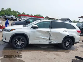 2017 Toyota Highlander XLE z VIN 5TDJZRFH0HS417638, wystawiony jako IAAI lot #42396180 z przebiegiem 101 377 mil mil oraz . Historia ofert i sprzedaży dostępna na DreamBid. Obrazek 14.