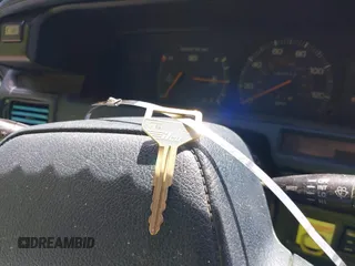 1988 Toyota Camry z VIN JT2SV21E1J3181554, wystawiony jako IAAI lot #42158520 z przebiegiem 167 012 mil mil oraz . Historia ofert i sprzedaży dostępna na DreamBid. Obrazek 11.