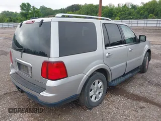 2005 Lincoln Navigator Luxury with VIN 5LMFU27585LJ15553, listed as a IAAI auction lot 42090461 with 243,871 mi miles. Bid and sale history available at carsss.com. Image 4.