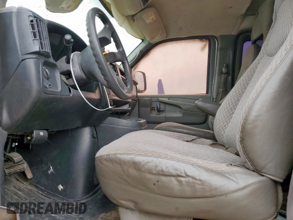2005 Chevrolet Express Cargo with VIN 1GCFG15T451189011, listed as a Copart auction lot 54563365 with 298,232 mi miles and Salvage Title. Bid and sale history available at DreamBid. Image 7.
