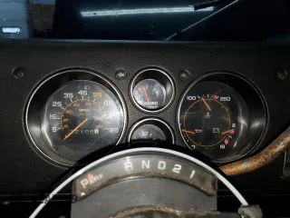 1984 Chevrolet Chevy Van z VIN 1GBEG25HXE7178870, wystawiony jako Copart lot #49771585 z przebiegiem 72 106 mil mil oraz Czysty tytuł • Clean title. Historia ofert i sprzedaży dostępna na DreamBid. Obrazek 9.