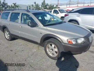 2001 Volvo V70 with VIN YV1SZ58D311023958, listed as a IAAI auction lot 41126703 with 204,624 mi miles. Bid and sale history available at carsss.com. Image 1.