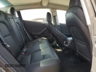 2018 Tesla Model 3 Long Range Battery z VIN 5YJ3E1EB0JF113044, wystawiony jako Copart lot #57056865 z przebiegiem 65 613 mil mil oraz Szkody całkowita. Historia ofert i sprzedaży dostępna na DreamBid. Obrazek 10.