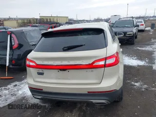 2016 Lincoln MKX Select z VIN 2LMTJ8KR0GBL38074, wystawiony jako IAAI lot #41635344 z przebiegiem 96 239 mil mil oraz . Historia ofert i sprzedaży dostępna na DreamBid. Obrazek 16.